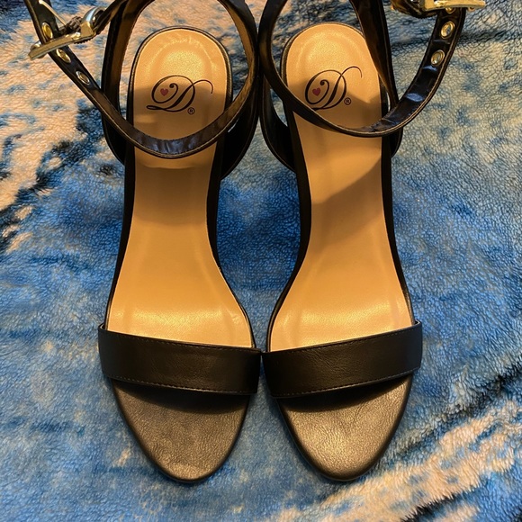 Super cute black heels w/ straps around the ankle - Picture 4 of 5